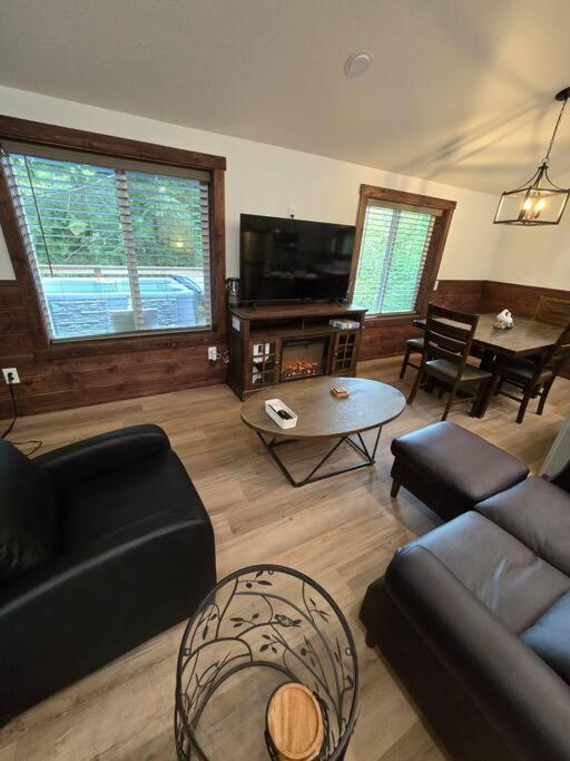 Dovetail Den - Tranquil With Hot Tub And Air Conditioning *