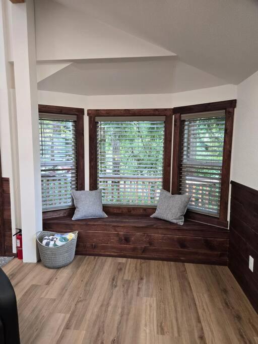 Dovetail Den - Tranquil With Hot Tub And Air Conditioning * Ashford