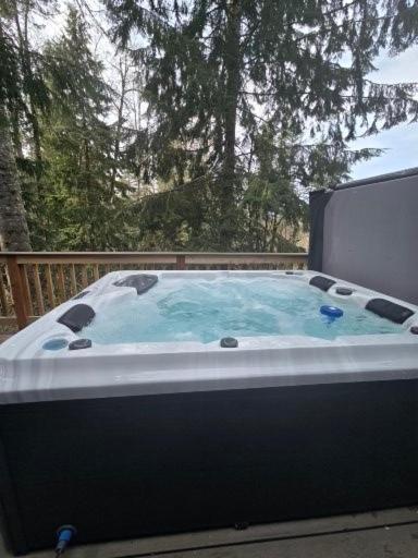 Dovetail Den - Tranquil With Hot Tub And Air Conditioning * Ashford